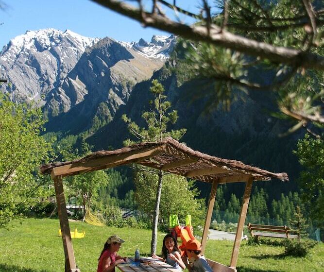 Отель Les Chalets Du Villard