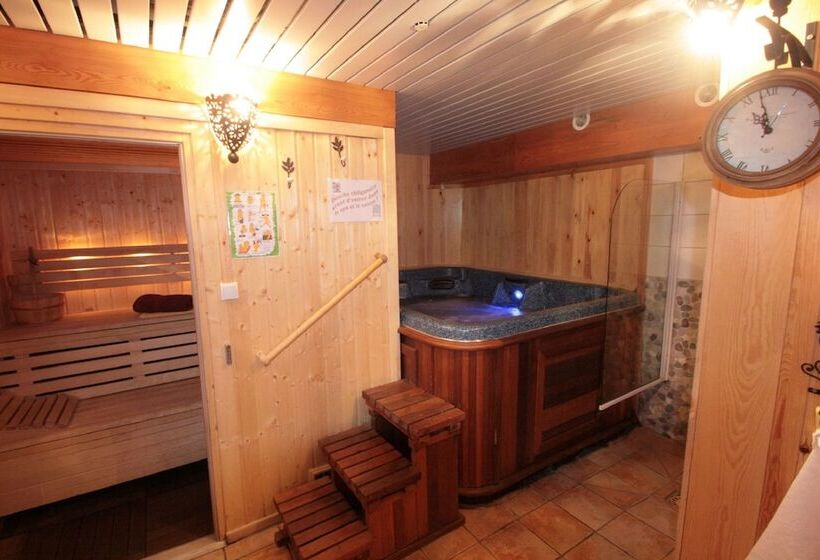 Отель Les Chalets Du Villard