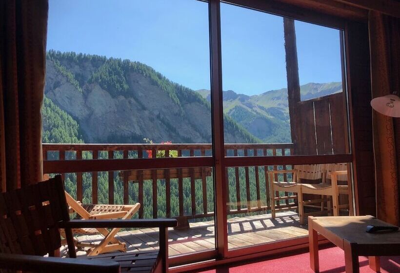 Отель Les Chalets Du Villard