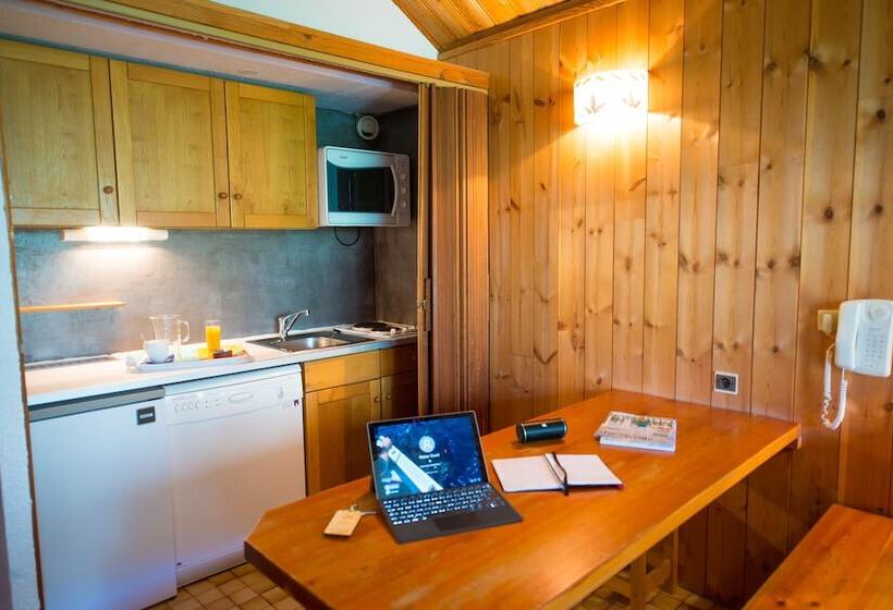 Отель Les Chalets Du Villard