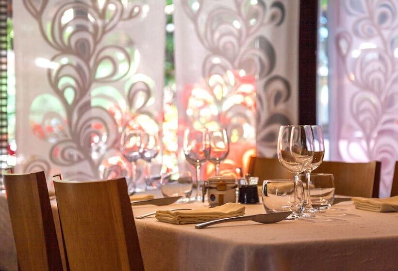 Logis Hotel Restaurant L  Auberge Cigaloise