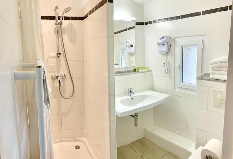 Logis Hotel Restaurant L  Auberge Cigaloise