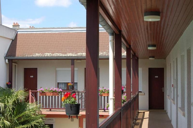 هتل Logis Hôtel Au Tambour