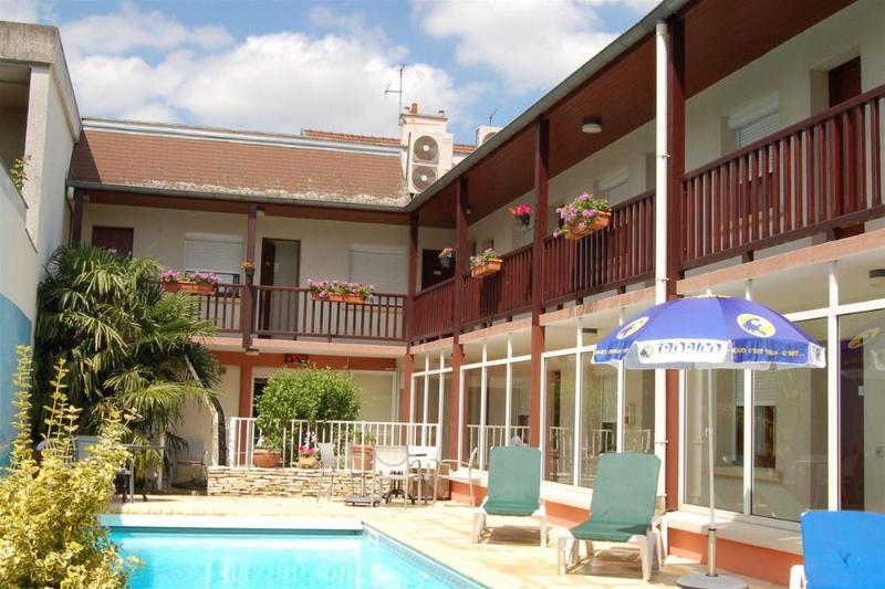 هتل Logis Hôtel Au Tambour