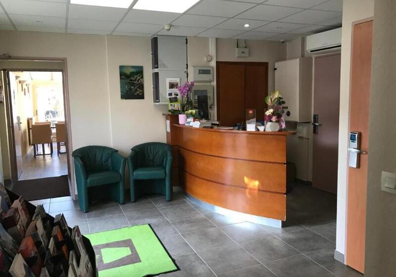 هتل Logis Hôtel Au Tambour