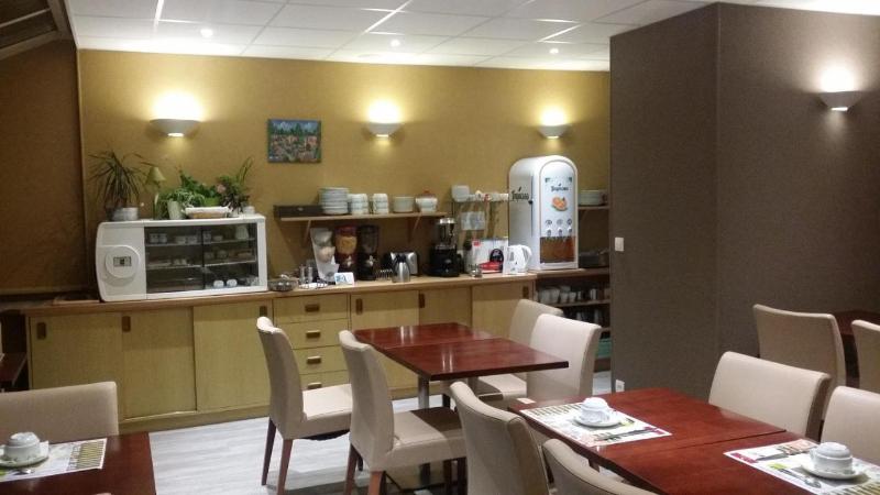 هتل Logis Hôtel Au Tambour