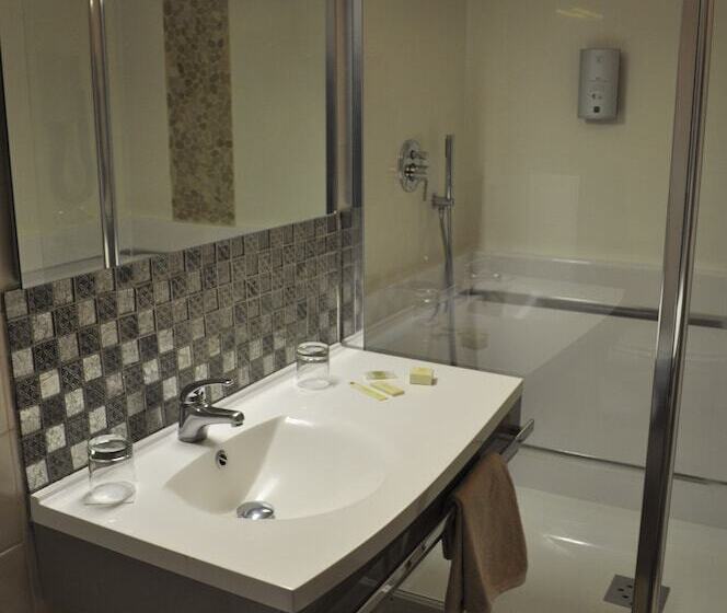 هتل Logis Hôtel Au Tambour