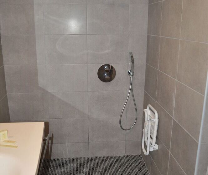 هتل Logis Hôtel Au Tambour