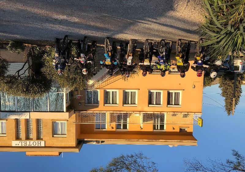 ホテル Logis Hôtel Le Clement V