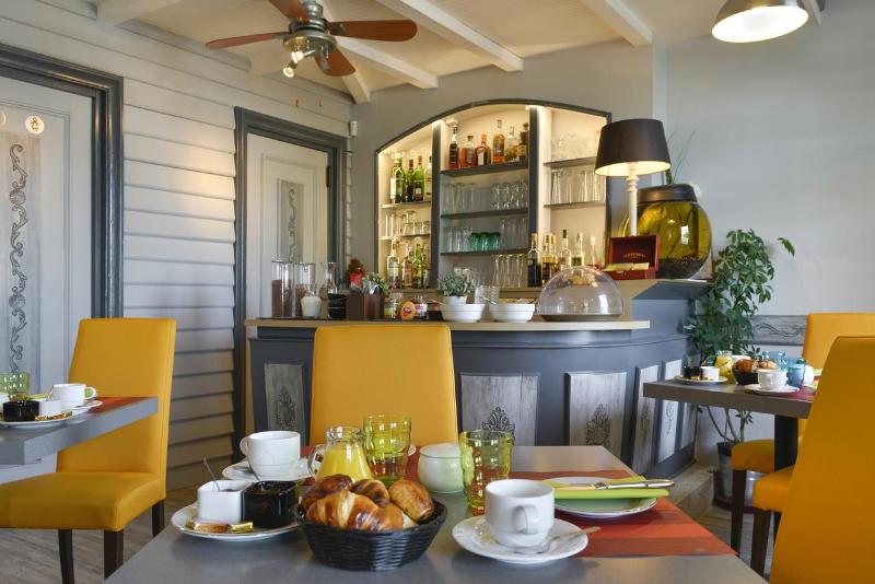 Отель Logis Hôtels Restaurant Le Dauphin