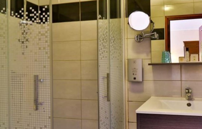 Отель Lou Pèbre D Aï