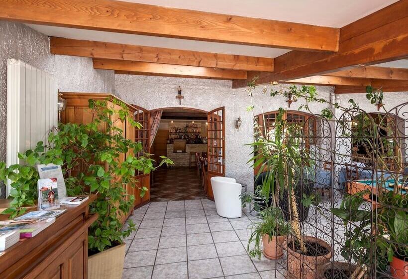 Отель Lou Pèbre D Aï