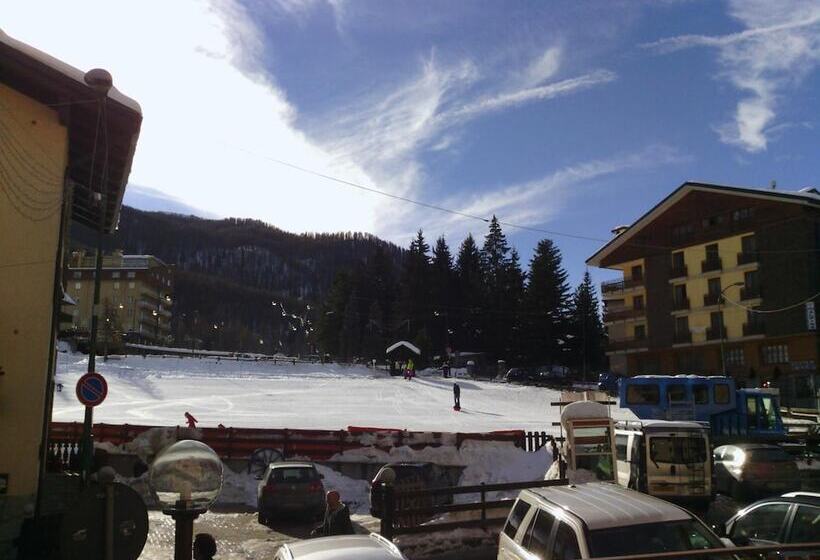 ホテル Savoia Debili