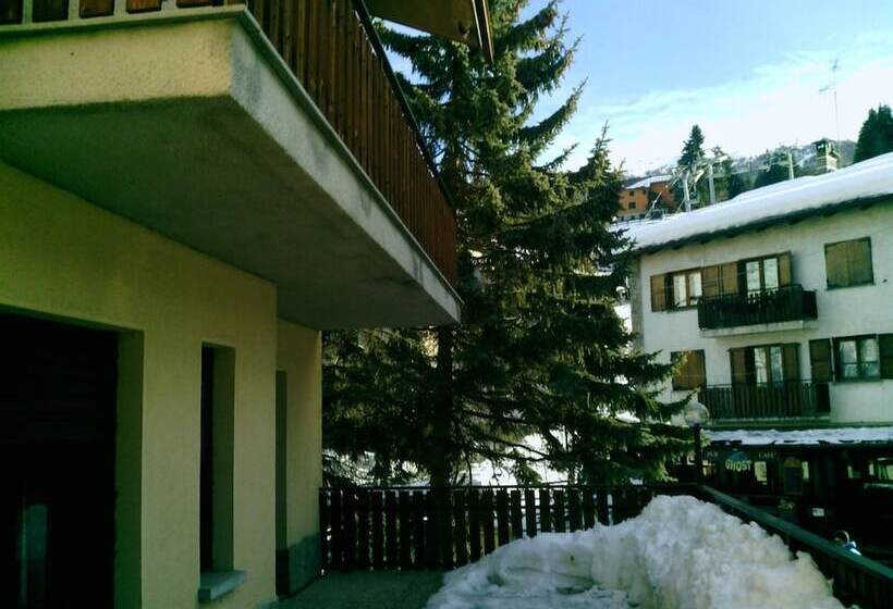 ホテル Savoia Debili