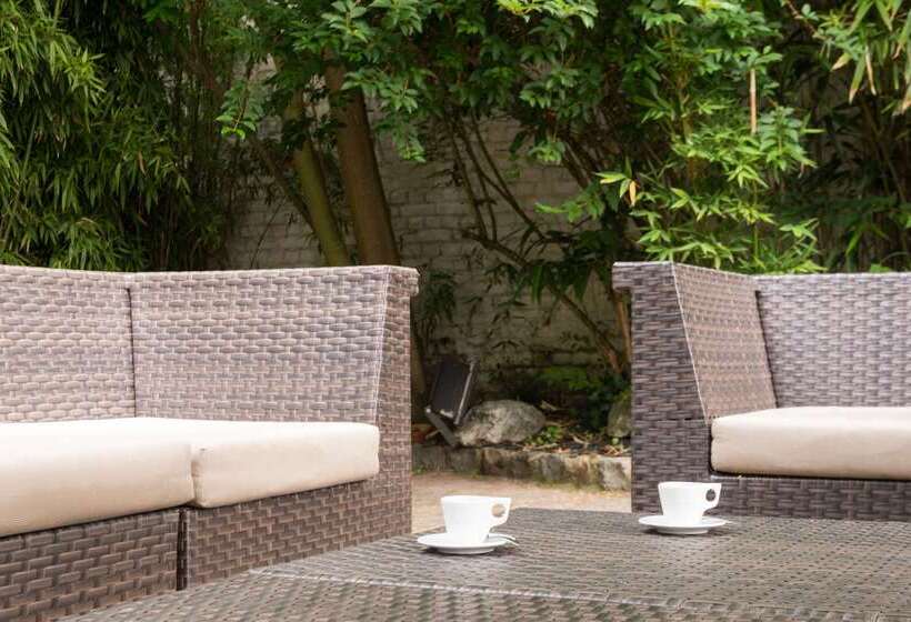 Отель The Originals Boutique, Hôtel Bulles By Forgeron, Lille Sud