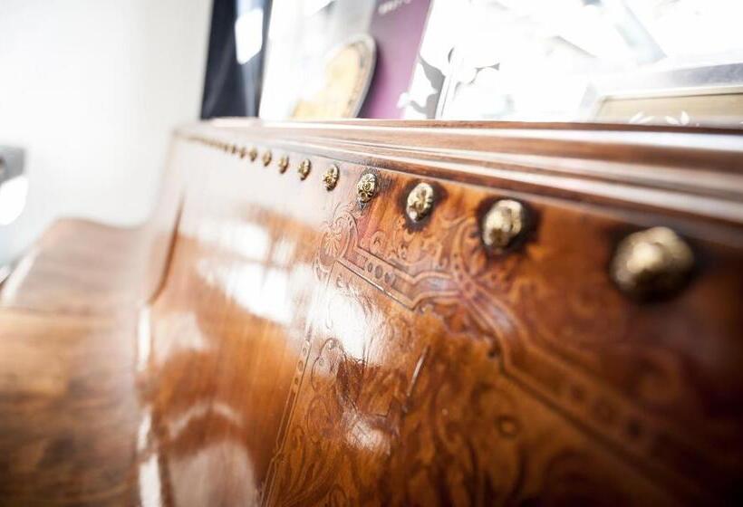 Отель The Originals Boutique, Hôtel Bulles By Forgeron, Lille Sud