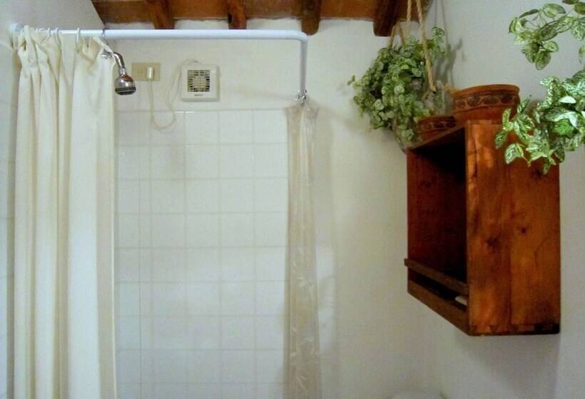 Beautiful Cottage In Pescia With Hot Tub