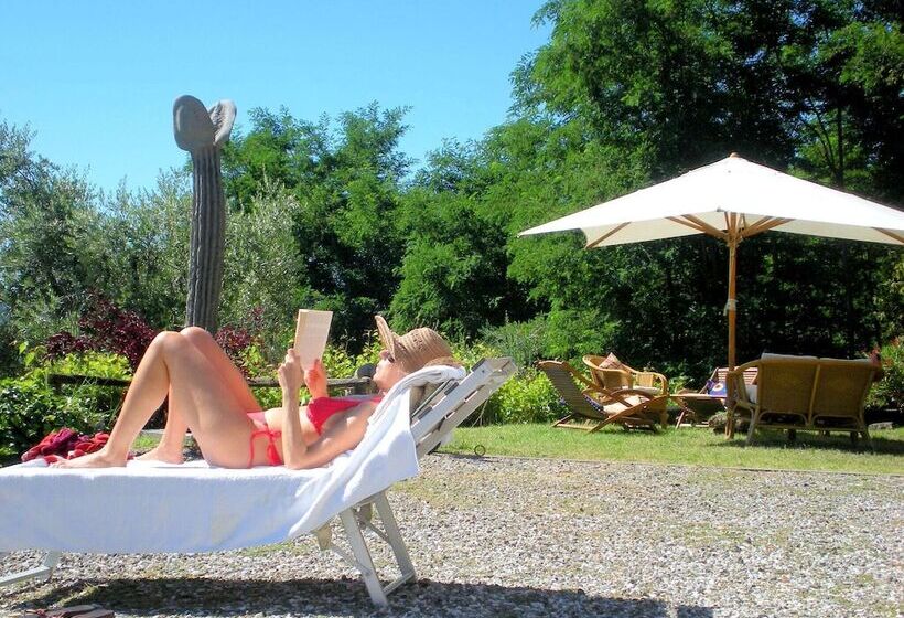 Beautiful Cottage In Pescia With Hot Tub