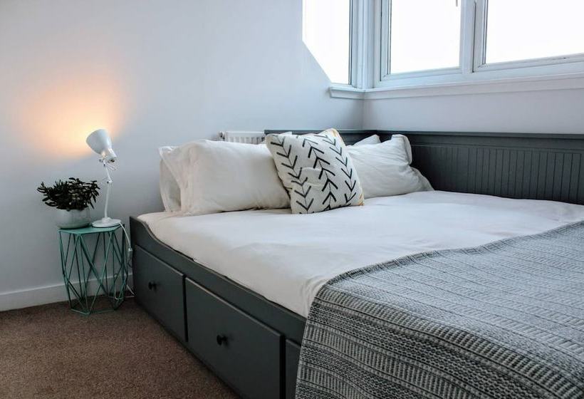 Beautiful Home With Castle Views And Garden And Parking