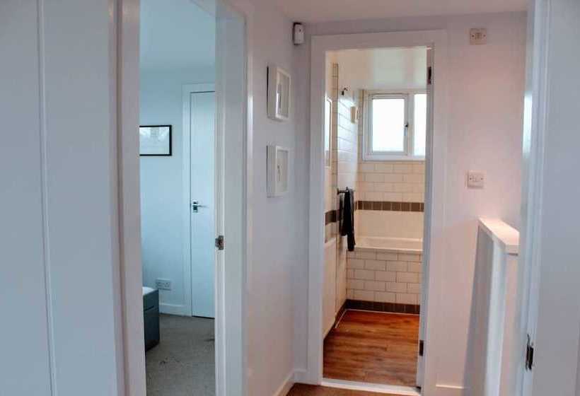 Beautiful Home With Castle Views And Garden And Parking