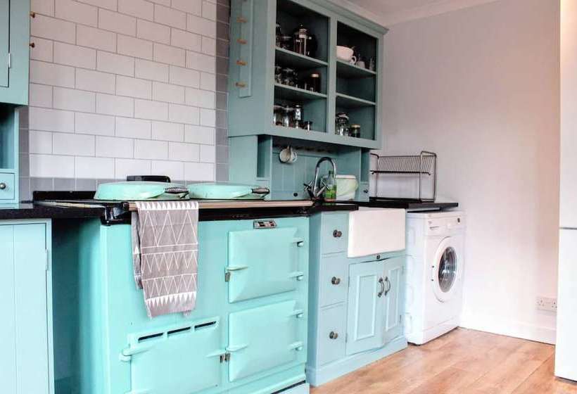 Beautiful Home With Castle Views And Garden And Parking