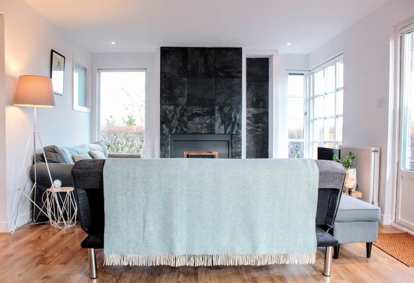 Beautiful Home With Castle Views And Garden And Parking