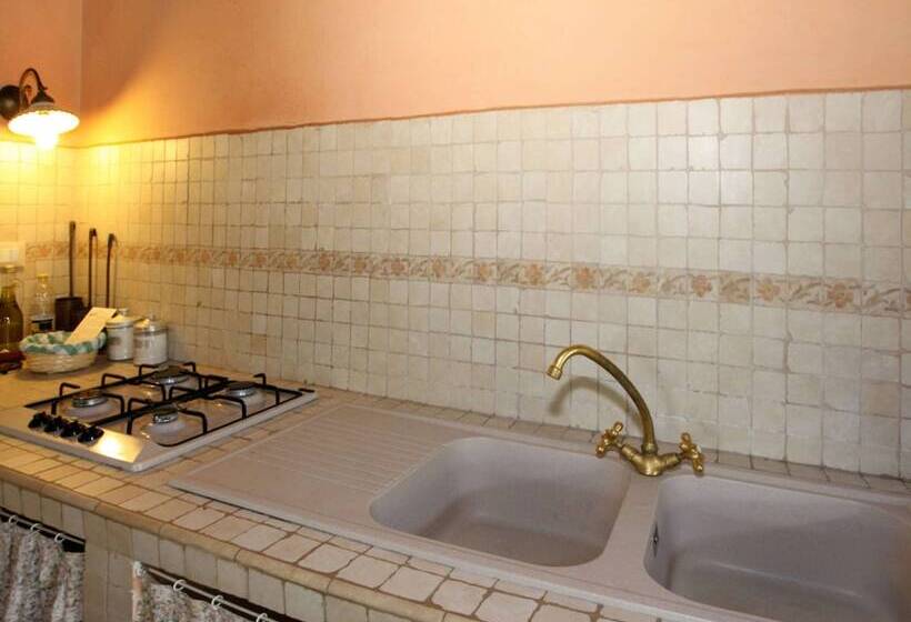 Cozy Cottage In Abbateggio With Garden