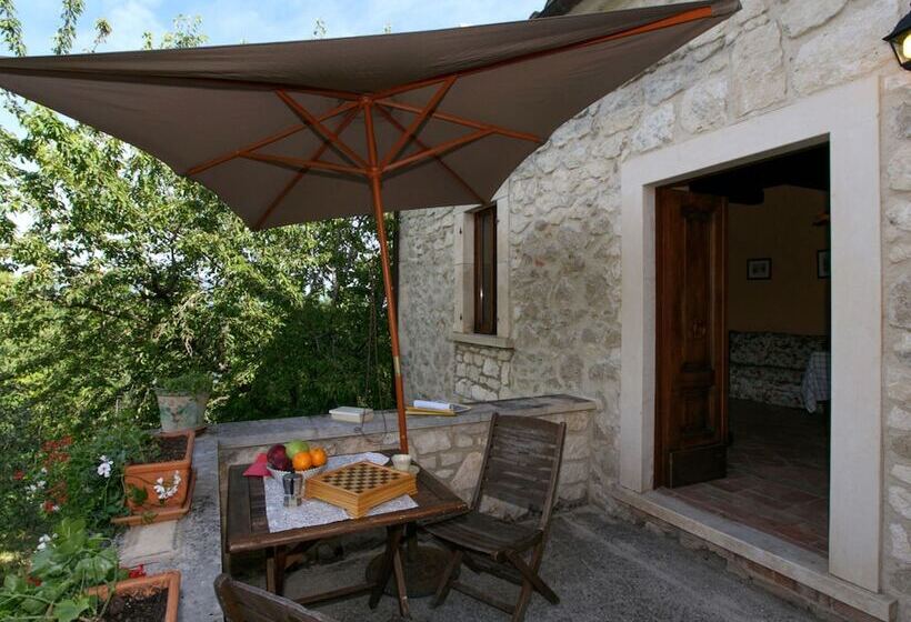 Cozy Cottage In Abbateggio With Garden