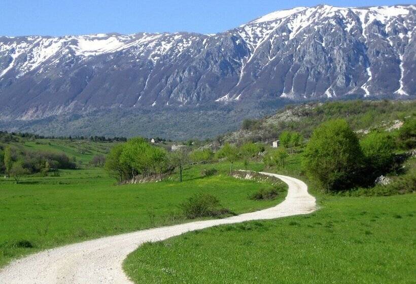 Cozy Cottage In Abbateggio With Garden