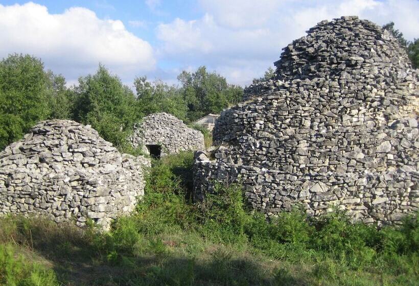 Cozy Cottage In Abbateggio With Garden