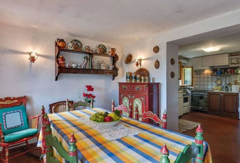 Cozy Detached House, Wide Garden, Wifi