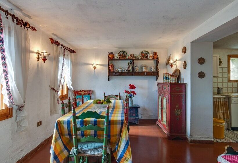 Cozy Detached House, Wide Garden, Wifi