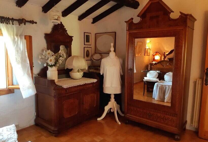 Cozy Detached House, Wide Garden, Wifi