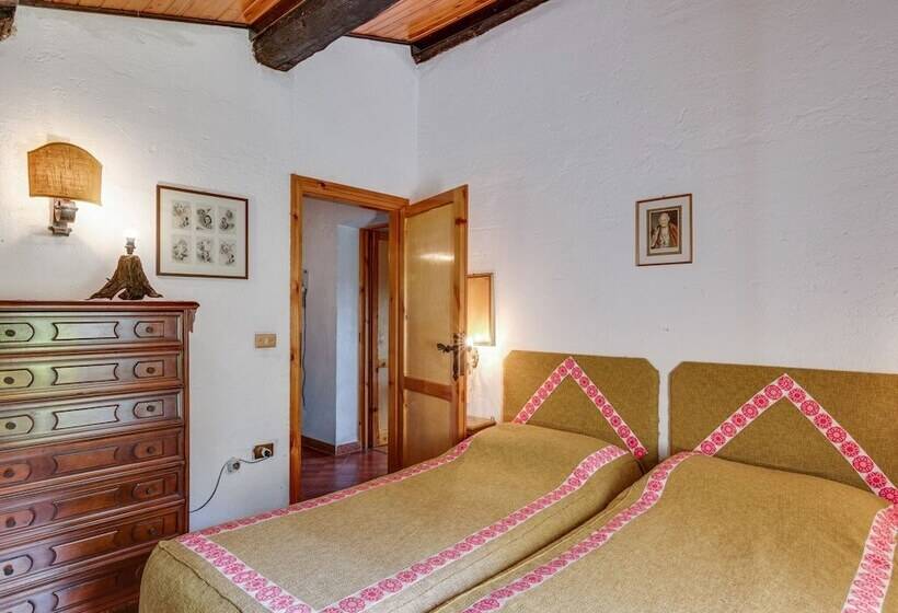 Cozy Detached House, Wide Garden, Wifi