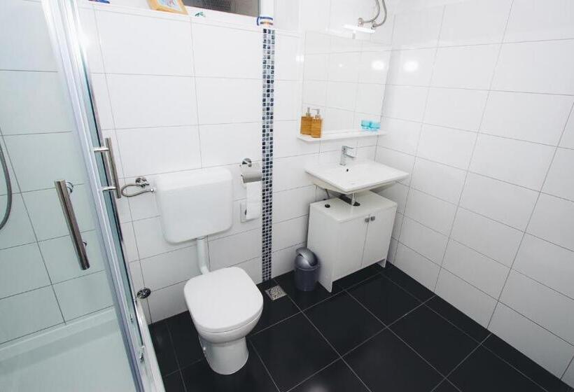 פנסיון Apartments And Rooms Ille