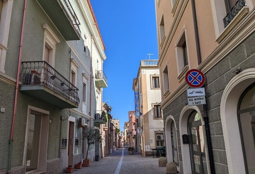 بنسيون La Promenade Rooms & Suites