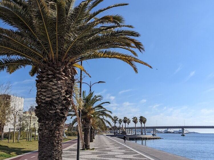 بنسيون La Promenade Rooms & Suites