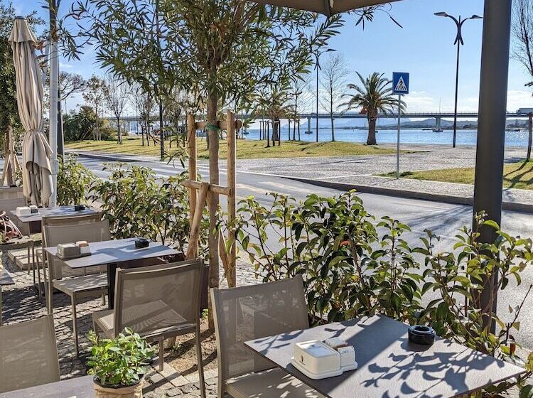 بنسيون La Promenade Rooms & Suites