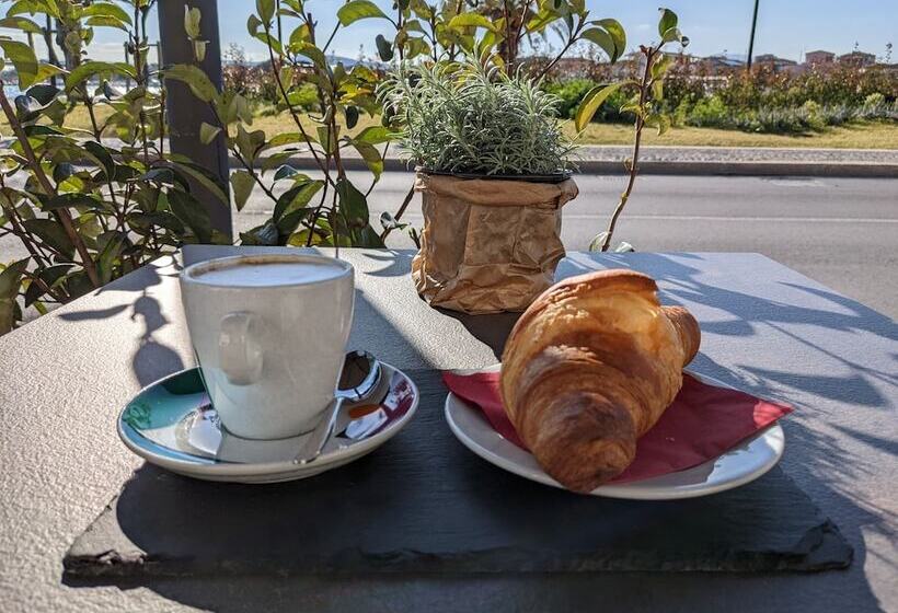 بنسيون La Promenade Rooms & Suites