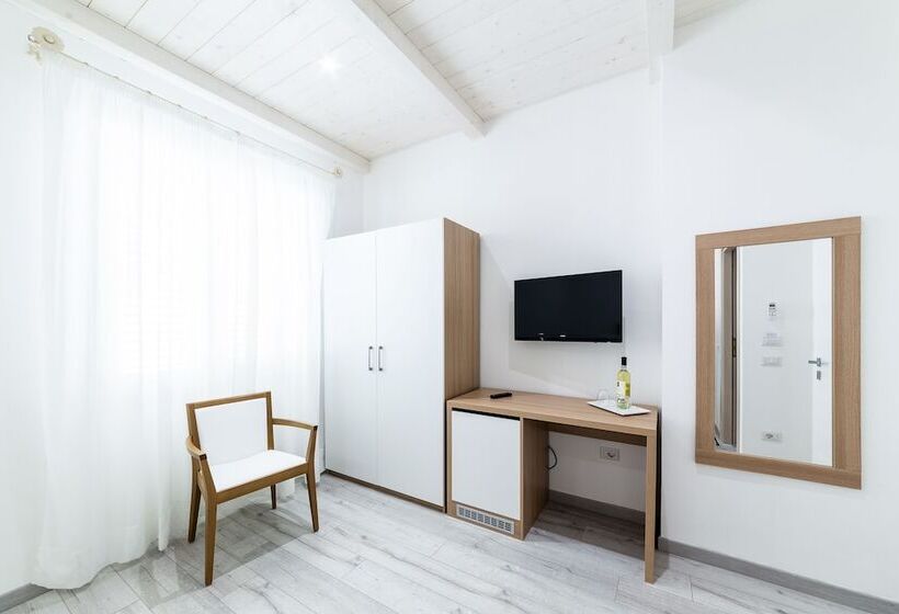 بنسيون La Promenade Rooms & Suites