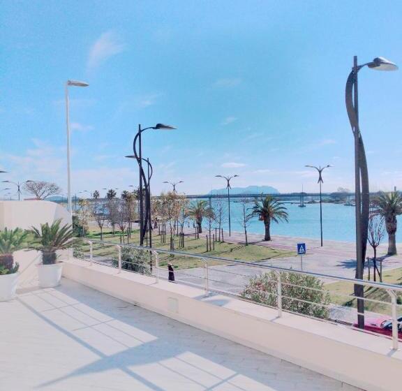 بنسيون La Promenade Rooms & Suites