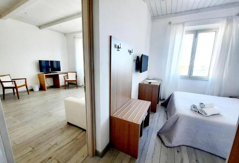 بنسيون La Promenade Rooms & Suites