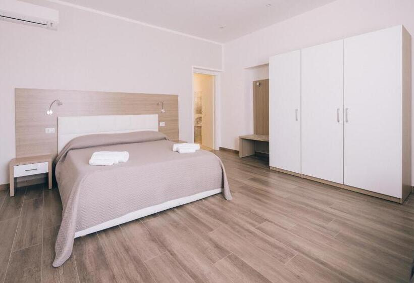 بنسيون La Promenade Rooms & Suites