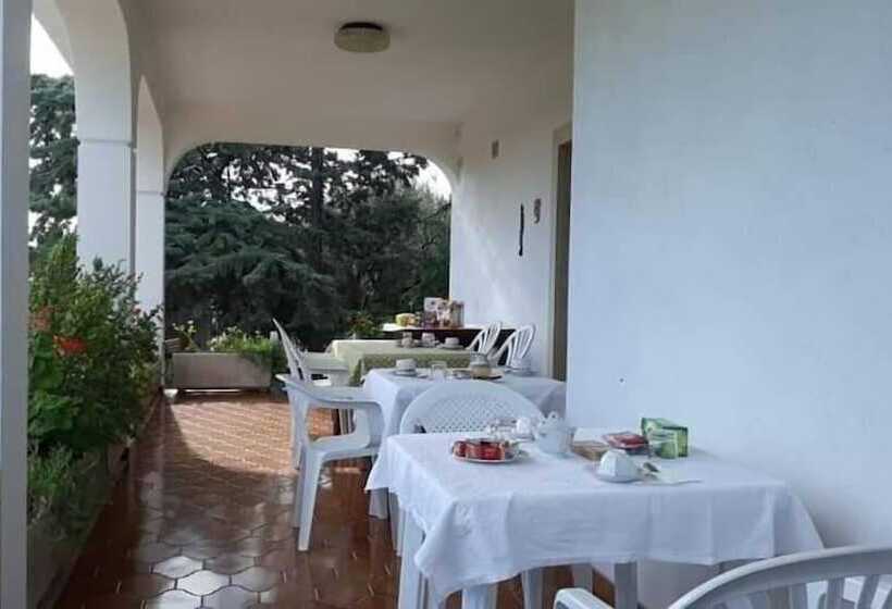 تختخواب و صبحانه La Ginestra