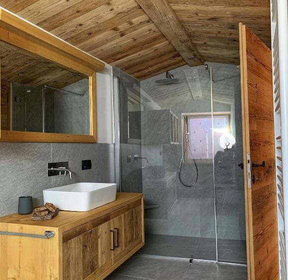 مبيت وإفطار Grizzly Haus & Frosch Restaurant   Teritoria