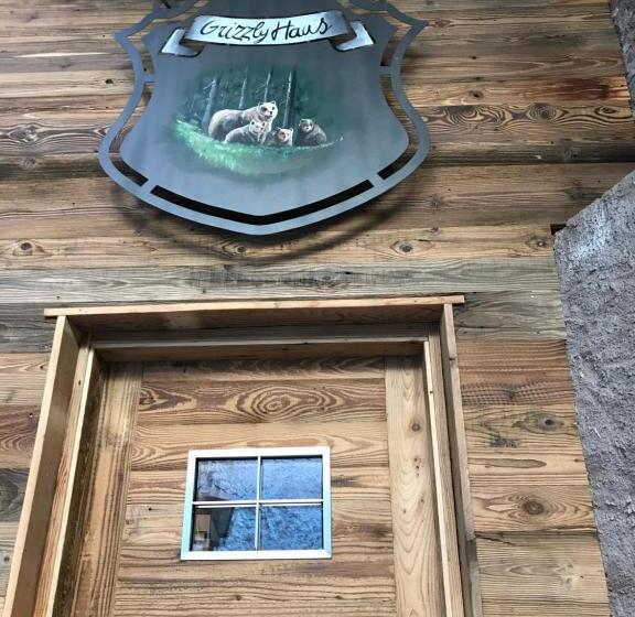 مبيت وإفطار Grizzly Haus & Frosch Restaurant   Teritoria