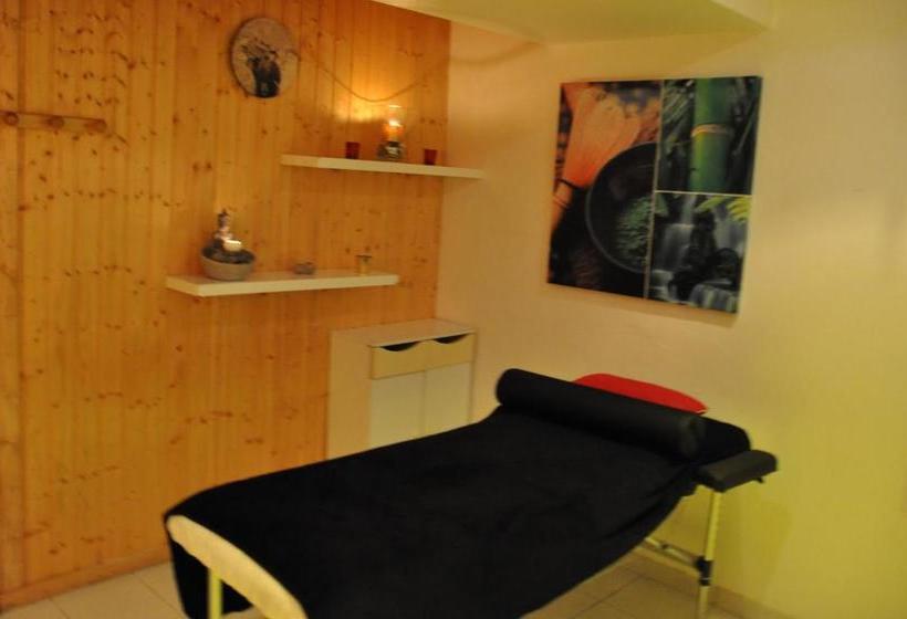 בית מלון כפרי Le Chalet Suisse