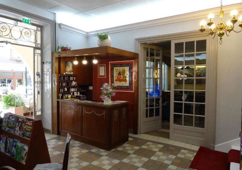 호텔 Logis Hôtel Restaurant Grand Hôtel De Lyon