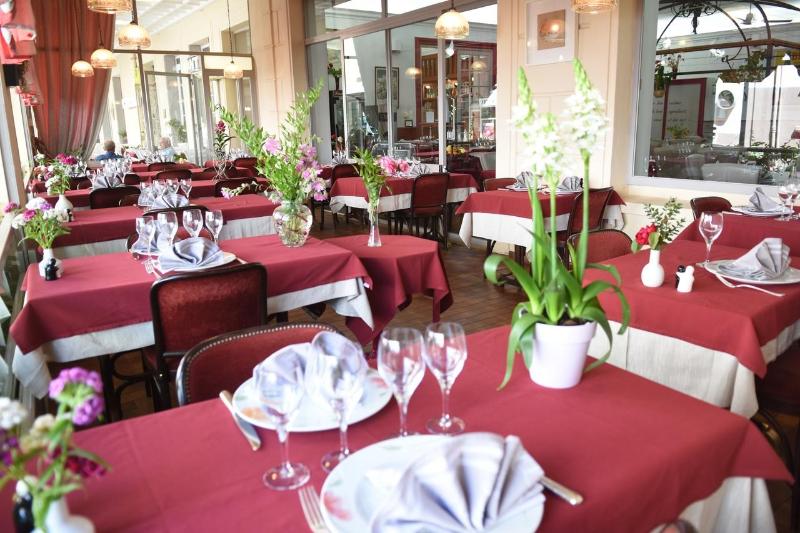 호텔 Logis Hôtel Restaurant Grand Hôtel De Lyon