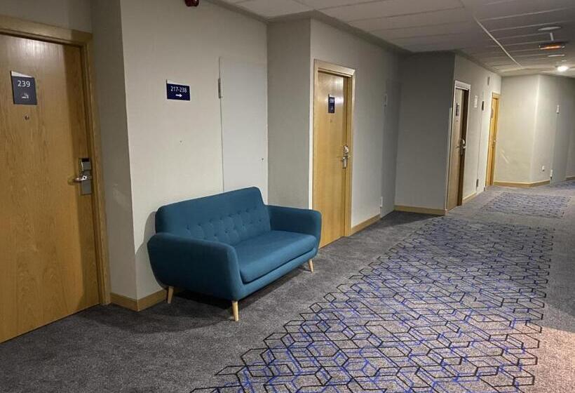 هتل Holiday Inn Express San Sebastian De Los Reyes, An Ihg